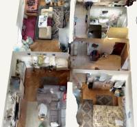 Interiér 4-pokojového bytu s podlahou s dřevěným dekorem a nábytkem různých stylů.