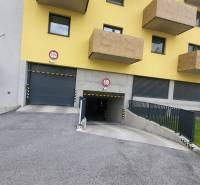 Obytný dům na Hviezdoslavově ulici v Popradu s garážovým vjezdem a balkony.