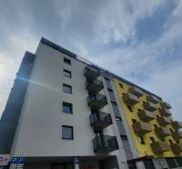 Bytový dům na Hviezdoslavově ulici v Popradu s balkóny a zákazem parkování.