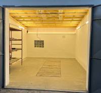 Otevřená garáž s regálem na Akátové ulici v Bratislavě - Dúbravce.