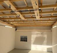 Garáže s dřevěnými trámy na stropě, v Bratislavě - Dúbravce na Agátové ulici.