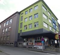 Budova na Masarykově ulici v Prešově s barevnou fasádou používaná na kanceláře.