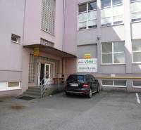 Budova na Masarykově ulici v Prešově s kancelářemi a parkovacími místy.