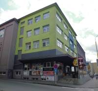 Budova na Masarykově ulici v Prešově obsahuje kanceláře a pizzerii.