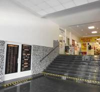 V Kancelářích je schodiště s dlažbou a výzdobou z mozaiky na stěně.