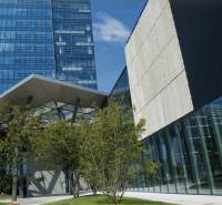 Skleněná fasáda budovy s přístřeškem a zelení na Mlynských nivách, Bratislava - Nivy, kanceláře.