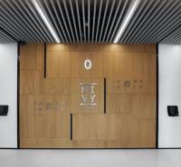 Interiér kanceláří s nápisem 