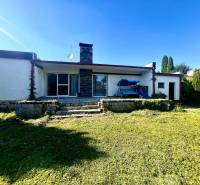 Rodinný dům v Ivance pri Dunaji se zahradou a terasou, kamenný obklad na fasádě.