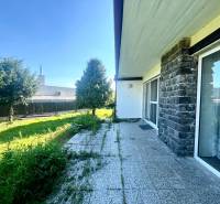 Rodinný dům v Ivance pri Dunaji s terasou a zahradou plnou zeleně.