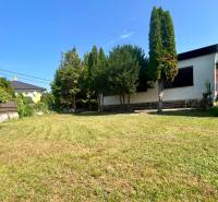 Zahrada u rodinného domu na Trenčianské ulici v Ivance pri Dunaji.