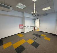 Kanceláře s klimatizací a barevným kobercem, vhodné pro pracovní účely.