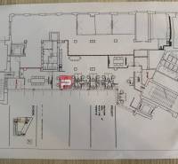 Půdorys kanceláře s pracovními místy, zasedacími místnostmi a schodištěm.