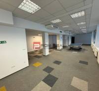 Kanceláře s hracím stolem a kobercovou podlahou.