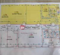 Návrh kancelářského prostoru s označením místností na podlaze s dřevěným dekorem.