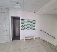 Vstup do 2-pokojového bytu s poštovními schránkami a schodištěm.