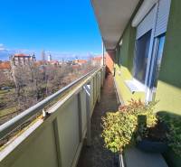 Balkon 2-pokojového bytu v Komárně s výhledem na město.