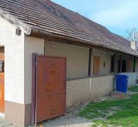 Rodinný dům na Salibské ulici v Horních Salibách s dvorem a plechovou bránou.