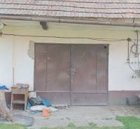 Dvoukřídlá garážová vrata u rodinného domu na Salibské ulici v Horních Salibách.