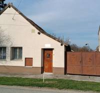 Rodinný dům na Salibské ulici v Horních Salibách s jednoduchou fasádou a kovovou bránou.