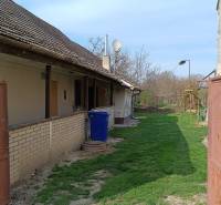 Rodinný dům na Salibské ulici v Horních Salibách s trávníkem a plechovým plotem.