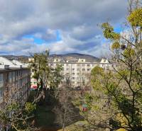 Výhled z 2pokojového bytu na ulici Obránců míru v Košicích - městě Sever.