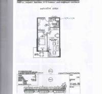 Půdorys 2-pokojového bytu s balkónem, zobrazuje dispoziční rozmístění pokojů a zařízení.