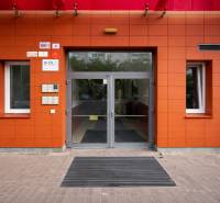 Vstup do budovy na Jégého ulici v Bratislavě - Ružinově, s červenými obklady.