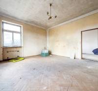 Pokoj v rodinném domě s podlahou s dřevěným dekorem a jednoduchým osvětlením.