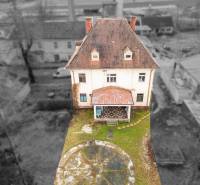 Rodinný dům na ulici Bobot v Bobotu s tradiční střechou a zahradou.