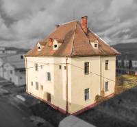 Rodinný dům v Bobotě na ulici v Bobotě s podkrovím a šikmou střechou.