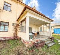 Rodinný dům v Bobotu na ulici Bobot s terasou, schody a zahrádkou.