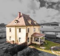 Rodinný dům na ulici Bobot v Bobotu se šikmou střechou a zahradou.