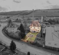 Rodinný dům v Bobotě na ulici Bobot s viditelně starší fasádou a dvěma poschodími.