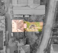 Letecký pohled na rodinný dům v obci Bobot s dvorem a zahradou.