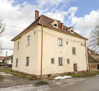 Rodinný dům ve městě Bobot na ulici Bobot, se šikmou střechou.