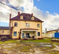 Rodinný dům v obci Bobot na ulici Bobot, velký dvůr, obložené schodiště.