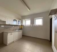 Kuchyňská linka s věšákem v místnosti, sklady a haly.