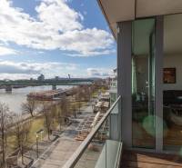 Balkon s výhledem na řeku Dunaj a promenádu v Bratislavě.