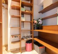 Úložný prostor s regály a dekorací v 2-pokojovém bytě.