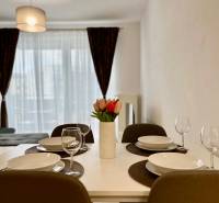 Jídelní stůl v 2-pokojovém bytě se stylovým dekorem a květinami.