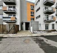 Bytový dům s balkony v Bílém Kostele, vhodný pro dvoupokojový byt.