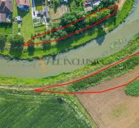 Letecký pohled na zemědělské a lesní pozemky u Černé Vody, ohraničené červenými čarami.