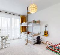 Dětský pokoj s patrovou postelí, psacím stolem a kytarou ve 3-pokojovém bytě.