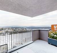 Sněžený balkon s výhledem na Košice - městskou část Košická Nová Ves, Ulice Zelená stráň.