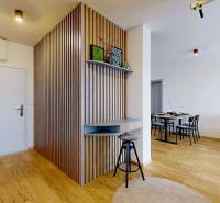 Vstupní hala se stěnou z dřevěného dekoru a židlí ve 3-pokojovém bytě.