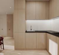 Kuchyně s podlahou s dřevěným dekorem v rodinném domě, světlé skříňky, černá pracovní deska.