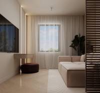 Obývací pokoj v rodinném domě s pohovkou, televizorem, krémovými závěsy a podlahou s dřevěným dekorem.