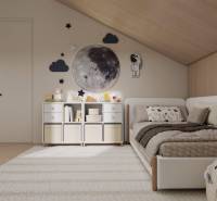 Dětský pokoj v rodinném domě s vesmírným motivem, postelí a úložným prostorem.