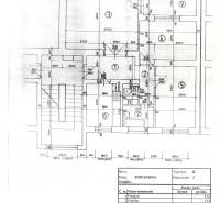 Půdorys 3-pokojového bytu na Tomanově ulici, zahrnuje kuchyň, pokoje a lodžii.