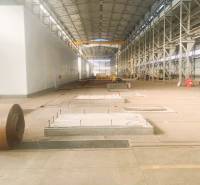 Výrobní prostory s vysokým stropem a kovovou konstrukcí, Dobšiná.